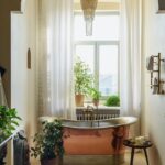 łazienka w stylu vintage z roślinami